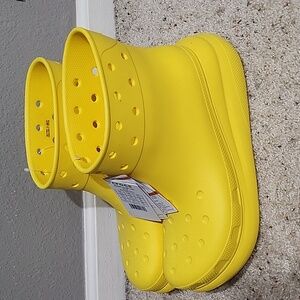 Selling a brand new pair of crocs